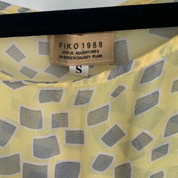 PIKO 1988 | Yellow Sleeveless Sheer Blouse with Gray Pattern Size S - Picture 2 of 4